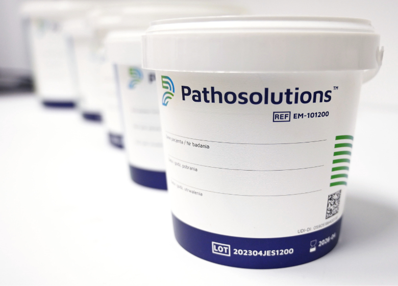 pojemniki Pathosolutions z przykrywką na wcisk, z trwała etykieta na opis pacjenta, do transportu materiału w formalinie, dostępny w różnych pojemnościach